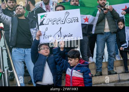 Glasgow, Écosse, Royaume-Uni. 8 décembre 2024. Une foule se rassemble sur les marches de la rue Buchanan pour célébrer la chute du gouvernement syrien alors que le président Bachar al-Assad fuit les rebelles. Assad est président depuis juillet 2000. Crédit R. Gass/Alamy Live News Credit : Richard Gass/Alamy Live News Banque D'Images