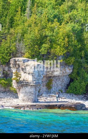 Flowerpot Island, une partie du parc marin Fathom Five, près de Tobermory, en Ontario, est connue pour ses piles et piliers marins. Cette photographie donne la vue Banque D'Images