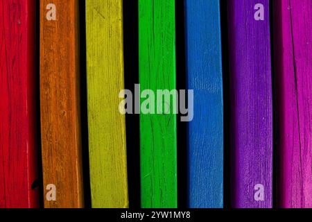 Vieilles planches en bois avec une texture naturelle peintes dans des couleurs vives et vibrantes Banque D'Images