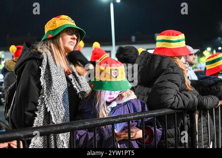 Cardiff City Stadium, Cardiff, Royaume-Uni. 29 novembre 2024. Qualification pour le championnat des femmes de l'UEFA Jouez offs, 2e tour de football, pays de Galles contre République d'Irlande ; les supporters gallois attendent l'arrivée du bus de l'équipe du pays de Galles. Crédit : action plus Sports/Alamy Live News Banque D'Images