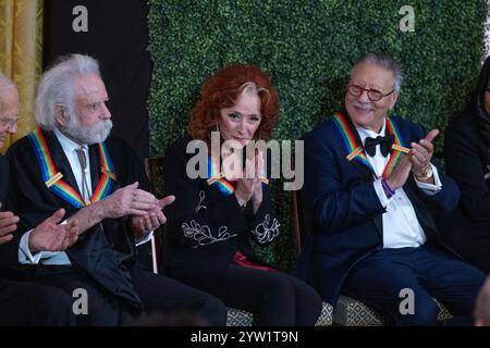 Washington DC, États-Unis. 08 décembre 2024. Washington, États-Unis. 08 décembre 2024. Bobby Weir du légendaire groupe de rock américain The Grateful Dead, Left, et trompettiste, pianiste et compositeur de jazz Arturo Sandoval, à droite, applaudit en tant que chanteuse-compositrice et guitariste de blues rock Bonnie Raitt reconnaît sa reconnaissance par le président des États-Unis Joe Biden lors de son allocution alors qu'il accueille la 47e édition annuelle du Kennedy Center dans l'East Room de la Maison Blanche à Washington, DC, le dimanche 8 décembre 2024. Photo de Ron Sachs/UPI crédit : UPI/Alamy Live News crédit : UPI/Alamy Live News Banque D'Images