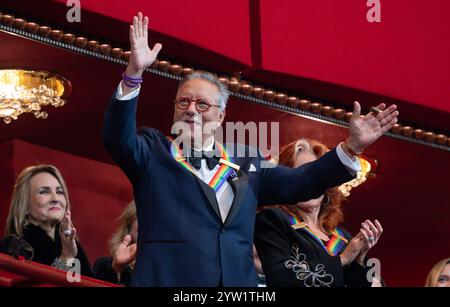 Washington DC, États-Unis. 08 décembre 2024. Washington DC, États-Unis. 08 décembre 2024. Washington, États-Unis. 08 décembre 2024. Trompettiste, pianiste et compositrice de jazz Arturo Sandoval salue les applaudissements alors qu'elle arrive pour assister à la 47e cérémonie annuelle Kennedy Center Honors au John F. Kennedy Center for the Performing Arts à Washington, DC, le dimanche 8 décembre 2024. Photo de Ron Sachs/UPI crédit : UPI/Alamy Live News crédit : UPI/Alamy Live News crédit : UPI/Alamy Live News Banque D'Images