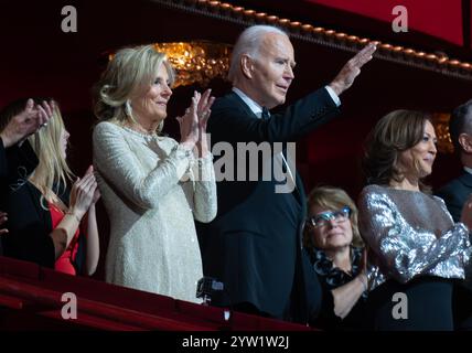 Washington DC, États-Unis. 08 décembre 2024. Washington DC, États-Unis. 08 décembre 2024. Washington, États-Unis. 08 décembre 2024. Le président des États-Unis Joe Biden et la première dame Dr Jill Biden saluent les applaudissements alors qu’ils assistent à la 47e cérémonie annuelle des honneurs du Kennedy Center au John F. Kennedy Center for the Performing Arts à Washington, DC, le dimanche 8 décembre 2024. Photo de Ron Sachs/UPI crédit : UPI/Alamy Live News crédit : UPI/Alamy Live News crédit : UPI/Alamy Live News Banque D'Images