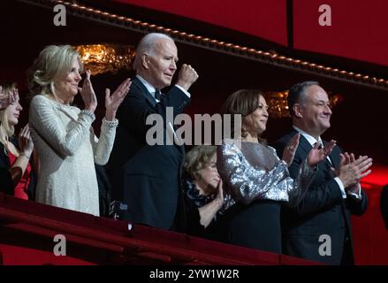 Washington DC, États-Unis. 08 décembre 2024. Washington DC, États-Unis. 08 décembre 2024. Washington, États-Unis. 08 décembre 2024. Le président des États-Unis Joe Biden et la première dame Dr Jill Biden, le vice-président des États-Unis Kamala Harris et le second gentleman Doug Emhoff saluent les applaudissements alors qu’ils assistent à la 47e cérémonie annuelle Kennedy Center Honors au John F. Kennedy Center for the Performing Arts à Washington, DC, le dimanche 8 décembre 2024. Photo de Ron Sachs/UPI crédit : UPI/Alamy Live News crédit : UPI/Alamy Live News crédit : UPI/Alamy Live News Banque D'Images