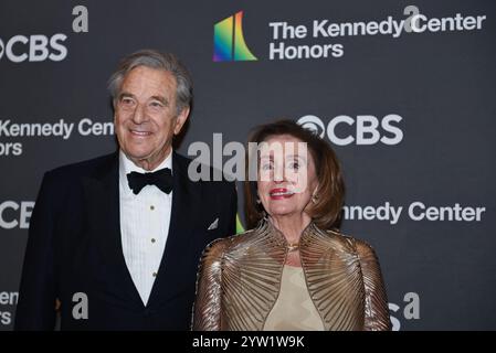 Washington, États-Unis. 08 décembre 2024. La représentante des États-Unis Nancy Pelosi, d-CA, et son mari Paul Pelosi assistent à la 47e édition annuelle du Kennedy Center Honors Red Carpet au Kennedy Center à Washington, DC le dimanche 8 décembre 2024. Photo de Annabelle Gordon/UPI . Crédit : UPI/Alamy Live News Banque D'Images