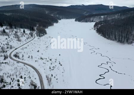Mavrovo, Macédoine du Nord. 8 décembre 2024. Une photo de drone aérien montre une vue du parc national enneigé de Mavrovo à Mavrovo, Macédoine du Nord, 8 décembre 2024. Crédit : Tomislav Georgiev/Xinhua/Alamy Live News Banque D'Images
