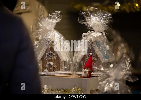 Helsinki, Finlande. 8 décembre 2024. Cette photo montre des décorations de Noël exposées au marché de Noël sur la place du Sénat à Helsinki, Finlande, Dec. 8, 2024. Crédit : Matti Matikainen/Xinhua/Alamy Live News Banque D'Images