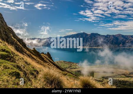 Vue sur le lac Hawea depuis le sentier Ishmus Banque D'Images