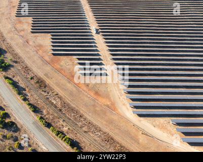 Vue aérienne de rangées de panneaux solaires le long d'une route de campagne à Tailem Bend en Australie méridionale Banque D'Images