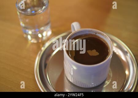 Café turc dans Floral Cup sur nappe à carreaux Banque D'Images