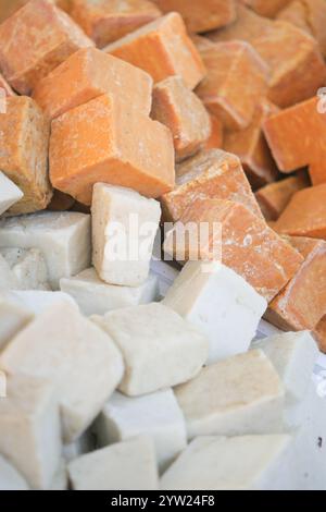 Vue rapprochée du savon fait main naturel dans un cadre rustique Banque D'Images