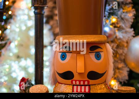 Gros plan portrait d'une grande figurine casse-noisette en bois debout lors d'une vente de Noël Banque D'Images