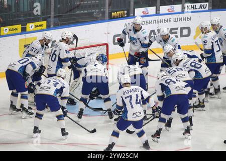 Saint-Pétersbourg, Russie. 08 décembre 2024. Nikita Boyarkin (1) Barys Hockey Club vu en action lors du match de hockey, Kontinental Hockey League 2024/2025 entre SKA Saint-Pétersbourg et Barys Kazakhstan au Palais des sports de glace. (Score final ; SKA Saint Petersburg 1:0 Barys Kazakhstan) crédit : SOPA images Limited/Alamy Live News Banque D'Images