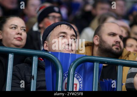 Saint-Pétersbourg, Russie. 08 décembre 2024. Spectateurs sur le match de hockey, Kontinental Hockey League 2024/2025 entre SKA Saint-Pétersbourg et Barys Kazakhstan au Palais des sports de glace. (Score final ; SKA Saint Petersburg 1:0 Barys Kazakhstan) crédit : SOPA images Limited/Alamy Live News Banque D'Images