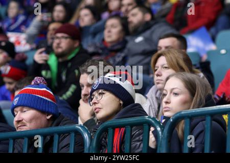 Saint-Pétersbourg, Russie. 08 décembre 2024. Spectateurs sur le match de hockey, Kontinental Hockey League 2024/2025 entre SKA Saint-Pétersbourg et Barys Kazakhstan au Palais des sports de glace. (Score final ; SKA Saint Petersburg 1:0 Barys Kazakhstan) crédit : SOPA images Limited/Alamy Live News Banque D'Images