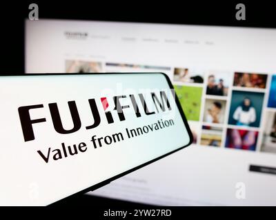 Allemagne. 21 juillet 2024. Dans cette illustration photo, un smartphone avec le logo de la société japonaise Fujifilm Holdings Corporation est vu devant le site Web de l'entreprise. Crédit : SOPA images Limited/Alamy Live News Banque D'Images