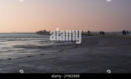 Passerelle au Mont Saint-Michel en France contre la lumière Banque D'Images