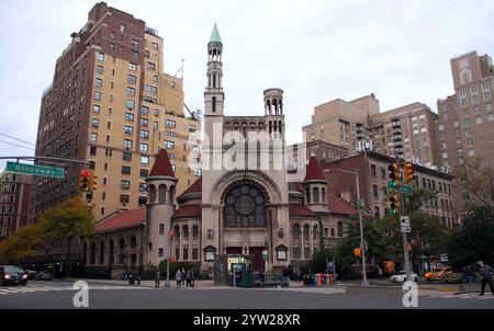 La première église baptiste, structure actuelle, a été construite en 1890–93 à l'intersection de Broadway et West 79th Street, vue en début de soirée, New York, NY Banque D'Images