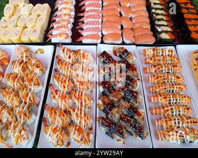 Un arrangement de sushin de style thaïlandais à un étal de marché de nourriture de rue dans un marché de nuit. Banque D'Images