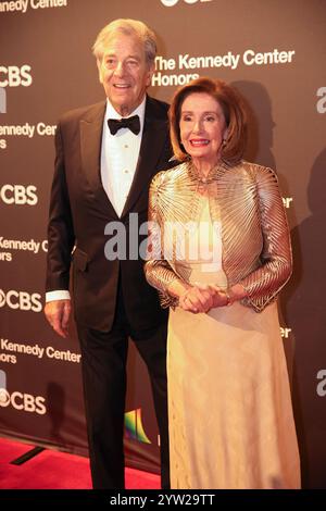 Washington, États-Unis. 08 décembre 2024. Paul Pelosi et Nancy Pelosi assistent à la 47e cérémonie annuelle Kennedy Center Honors au John F. Kennedy Center for the Performing Arts à Washington, DC, le 8 décembre 2024. (Photo de Nick Piacente/Sipa USA) crédit : Sipa USA/Alamy Live News Banque D'Images