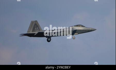 Le F-22 de l'USAF du 525th Expeditionary Fighter Squadron de la base conjointe Elmendorf-Richardson est déployé à la base aérienne de Kadena en tant que base clé du Pacifique. Banque D'Images