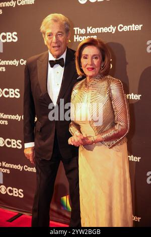 Washington, États-Unis. 08 décembre 2024. Paul Pelosi et Nancy Pelosi assistent à la 47e cérémonie annuelle Kennedy Center Honors au John F. Kennedy Center for the Performing Arts à Washington, DC, le 8 décembre 2024. (Photo de Nick Piacente/Sipa USA) crédit : Sipa USA/Alamy Live News Banque D'Images