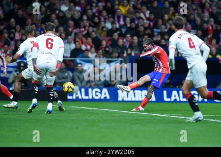 Madrid, Espagne. 8 décembre 2024. De Paul (2ème R) de l'Atletico de Madrid tire pour marquer lors du match de football de la Liga entre l'Atletico de Madrid et le Sevilla FC à Madrid, Espagne, le 8 décembre 2024. Crédit : Gustavo Valiente/Xinhua/Alamy Live News Banque D'Images