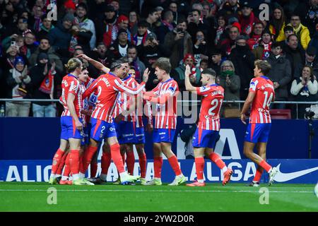 Madrid, Espagne. 8 décembre 2024. Les joueurs de l'Atletico de Madrid célèbrent un but lors du match de football de la Liga entre l'Atletico de Madrid et le Sevilla FC à Madrid, Espagne, le 8 décembre 2024. Crédit : Gustavo Valiente/Xinhua/Alamy Live News Banque D'Images