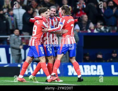 Madrid, Espagne. 8 décembre 2024. Les joueurs de l'Atletico de Madrid célèbrent un but lors du match de football de la Liga entre l'Atletico de Madrid et le Sevilla FC à Madrid, Espagne, le 8 décembre 2024. Crédit : Gustavo Valiente/Xinhua/Alamy Live News Banque D'Images