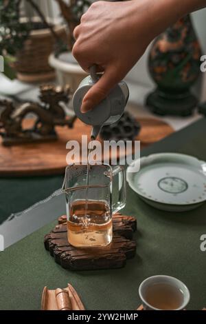 Un processus de brassage du thé paisible et serein qui met en valeur l'élégance du teaware et favorise une atmosphère tranquille Banque D'Images