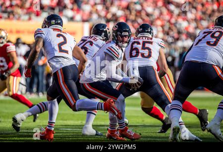 08 décembre 2024 Santa Clara CA U.S.A Chicago quarterback Caleb Williams (18 ans) dans l'arrière-terrain lors du match de football NFL entre les Bears de Chicago et les 49ers de San Francisco. San Francisco a battu Chicago 38-13 au Levi Stadium San Francisco Calif. Thurman James/CSM Banque D'Images