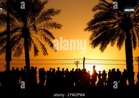 Abu Dhabi, Emirats Arabes Unis. 08 décembre 2024. Spectateurs, fans au coucher du soleil lors du Grand Prix de formule 1 Etihad Airways Abu Dhabi 2024, 24ème manche du Championnat du monde de formule 1 2024 du 6 au 8 décembre 2024 sur le circuit de Yas Marina, à Abu Dhabi, Émirats Arabes Unis - photo DPPI crédit : DPPI Media/Alamy Live News Banque D'Images