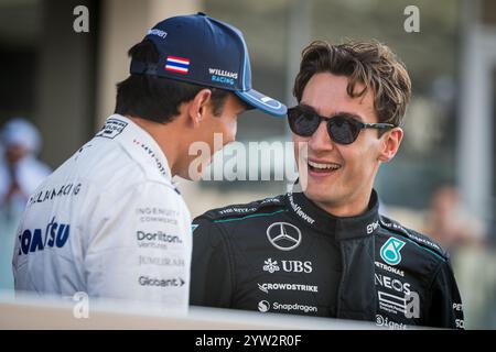 Abu Dhabi, Émirats arabes Unis. 08 décembre 2024. Alexander Albon (G), le pilote thaïlandais de Williams Racing, et George Russell, le pilote britannique de Mercedes-AMG Petronas F1 Team, sont vus lors du défilé des pilotes avant le Grand Prix de F1 d'Abu Dhabi sur le circuit de Yas Marina. Crédit : SOPA images Limited/Alamy Live News Banque D'Images