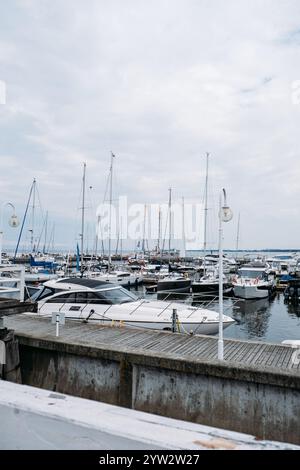 Marina à Sopot avec yachts de luxe et voiliers amarrés sous un ciel nuageux. Scène de loisirs côtiers. Sopot, Pologne - 19 mai 2024 Banque D'Images