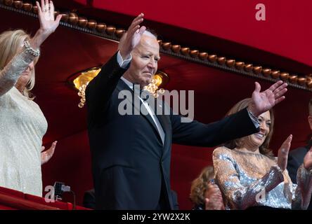 8 décembre 2024, Washington, District of Columbia, États-Unis : le président des États-Unis Joe Biden salue les applaudissements alors qu'il assiste à la 47e cérémonie annuelle des honneurs du Kennedy Center au John F. Kennedy Center for the Performing Arts à Washington, DC le dimanche 8 décembre 2024. Les lauréats de 2024 sont : le réalisateur et cinéaste Francis Ford Coppola ; le légendaire groupe de rock américain The Grateful Dead (Mickey Hart, Bill Kreutzmann, Bobby Weir) ; la chanteuse-compositrice et guitariste de blues rock Bonnie Raitt ; le trompettiste, pianiste et compositeur de jazz Arturo Sandoval ; et The Apollo, qui a reçu une distinction spéciale Banque D'Images