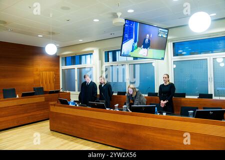 Oslo 20241209. Anders Behring Breivik en liaison vidéo, l'avocat Kristoffer Nerland et l'avocate Caroline Rokenes devant la Cour d'appel de Borgarting lors du traitement de l'affaire concernant les conditions de condamnation d'Anders Behring Breivik et ses droits en vertu de la Convention européenne des droits de l'homme. Breivik, qui se fait désormais appeler Fjotolf Hansen, a été condamné l’année qui a suivi les attentats terroristes contre Oslo et Utøya le 22 juillet 2011 à 21 ans de prison avec une peine minimale de 10 ans. 77 personnes ont perdu la vie dans ces attaques. Photo : Fredrik Varfjell / NTB Banque D'Images