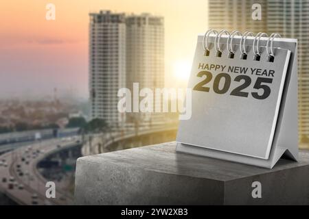 Texte de bonne année 2025 écrit sur calendrier ou bloc-notes. Bonne année concept ou célébration Banque D'Images