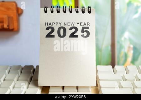 Texte de bonne année 2025 écrit sur calendrier ou bloc-notes. Bonne année concept ou célébration Banque D'Images