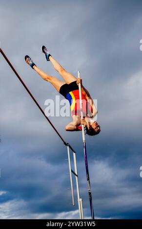 Voûte à poteau féminine en plein air au-dessus du bar contre un fond de ciel nuageux Banque D'Images