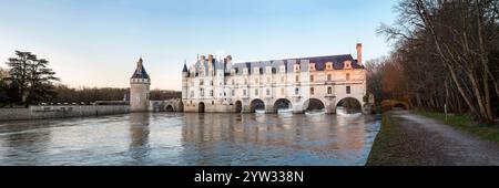 ChÃ¢teau de Chenonceau sur le cher au coucher du soleil. Banque D'Images