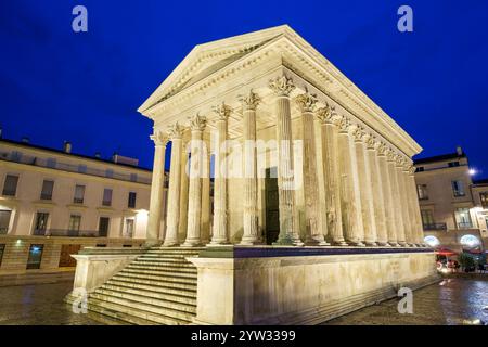 Maison CarrÃ©e ancien temple romain sur la place de la Maison CarrÃ©e la nuit Banque D'Images