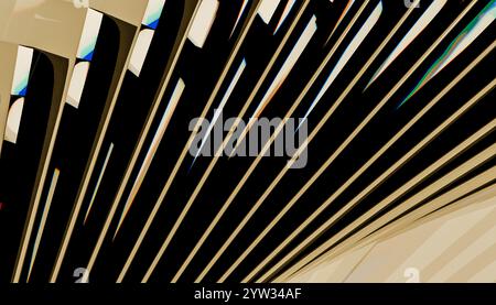 Sculpture circulaire élégante faite de lattes en bois interconnectées sur un fond noir. Banque D'Images