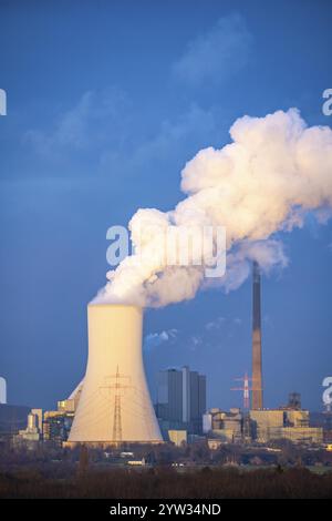 La centrale au charbon STEAG Duisburg-Walsum, sur le site de l'ancienne mine de charbon Walsum, sur le Rhin, unité 10 en service, 181 mètres de haut Banque D'Images