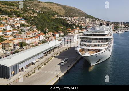 Vue en angle élevé du navire de croisière Seabourn encore amarré et du terminal dans le port de Gruz, Dubrovnik, Croatie, Europe Banque D'Images