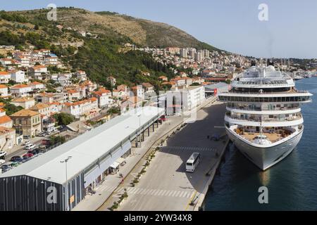 Vue en angle élevé du navire de croisière Seabourn encore amarré et du terminal dans le port de Gruz, Dubrovnik, Croatie, Europe Banque D'Images