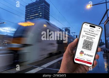 Image symbolique de Deutschlandticket, nouveau à partir de 2025 pour 58 euros par mois, billet sur l'application de téléphone mobile, voyage sur le transport régional dans toute l'Allemagne Banque D'Images