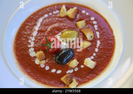 Restaurant Schloss Haigerloch, Gazpacho, soupe froide de légumes espagnols, purée de tomates et poivrons rouges, olives, croûtons, assiette de soupe, végétarien, healt Banque D'Images