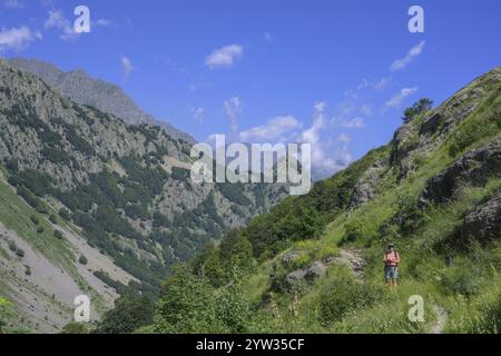Femme debout sur le sentier de randonnée à Lago del VEI del Bouc, Entracque, Province de Cuneo, Italie, Europe Banque D'Images
