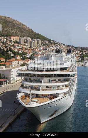 Vue en angle élevé du navire de croisière Seabourn encore amarré dans le port de Gruz, Dubrovnik, Croatie, Europe Banque D'Images