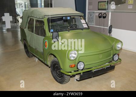 Véhicule historique des anciennes troupes frontalières de la RDA Trabant 601 A Kuebel, Museum point Alpha sur la zone de l'ancienne frontière intérieure-allemande, dans les mémoires de fond Banque D'Images